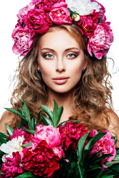 Móda krása Model dívka s květinami ve vlasech — Stock fotografie