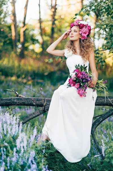 Мода Краса Модель Дівчина з квітами у волоссі у весільній сукні . — стокове фото