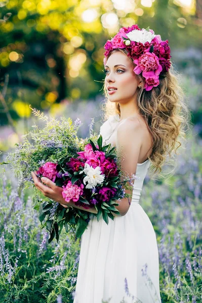 Мода Краса Модель Дівчина з квітами у волоссі у весільній сукні . — стокове фото