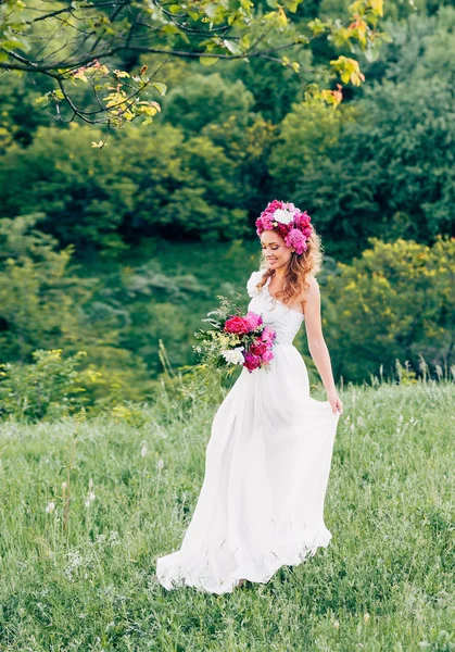 Modă Frumusețe Model Fata cu flori în păr într-o rochie de mireasă . — Fotografie, imagine de stoc