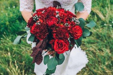 bir rustik tarzda bir buket çiçek tutan gelin buketi evlilik