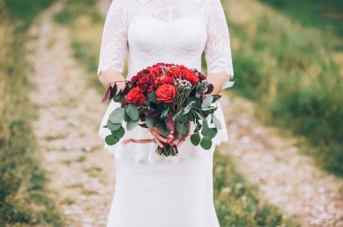 bir rustik tarzda bir buket çiçek tutan gelin buketi evlilik