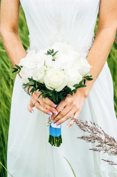 Noiva segurando um buquê de flores em um estilo rústico, buquê de casamento — Fotografia de Stock