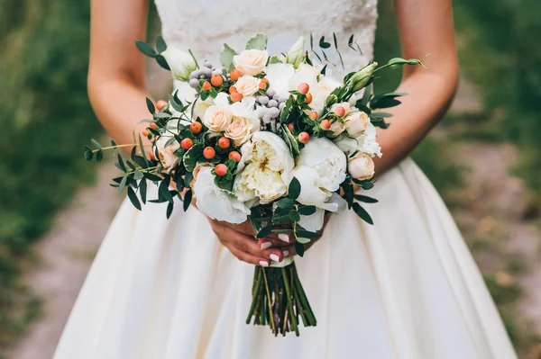Наречена тримає букет квітів в сільському стилі, весільний букет — стокове фото