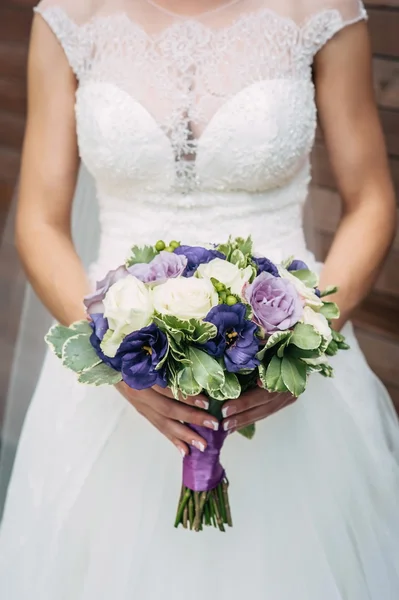 Panna młoda z bukietem kwiatów w stylu rustykalnym, Bukiet ślubny — Zdjęcie stockowe