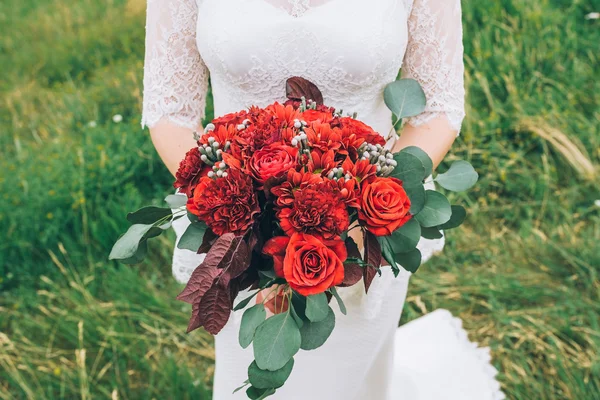 Bride holding a bouquet of flowers in a rustic style, wedding bouquet — Stock Photo, Image