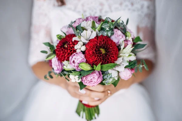 Menyasszony kezében egy csokor virágot, rusztikus stílusban, esküvői csokor — Stock Fotó