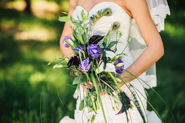 Novia sosteniendo un ramo de flores en un estilo rústico, ramo de bodas —  Fotos de Stock