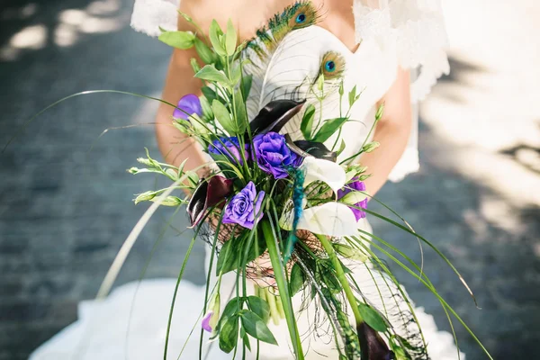 Наречена тримає букет квітів в сільському стилі, весільний букет — стокове фото