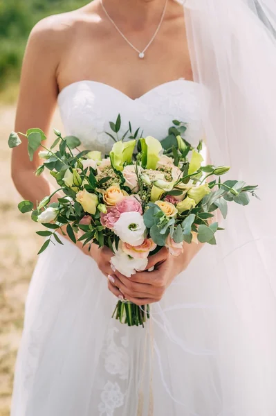 ウェディング ブーケの素朴なスタイルの花のブーケを持って花嫁 — ストック写真