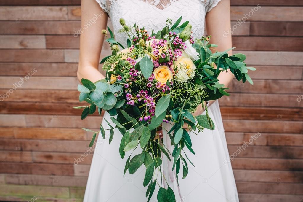 Noiva segurando um buquê de flores em um estilo rústico, buquê de casamento  — Fotografias de Stock © Alex_Shifer #96933180