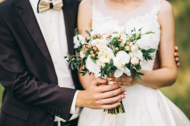 Damat gelini sarılmak. gelin buketi