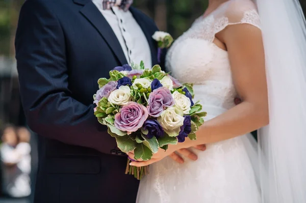 Pengantin pria memeluk pengantin wanita. buket pengantin — Stok Foto