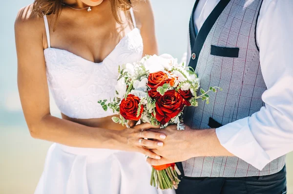 Serrer la mariée dans ses bras. bouquet de mariée — Photo