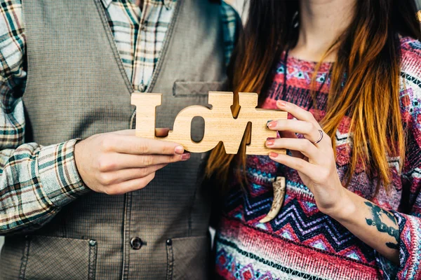 Bokovky pár drží slovo láska — Stock fotografie