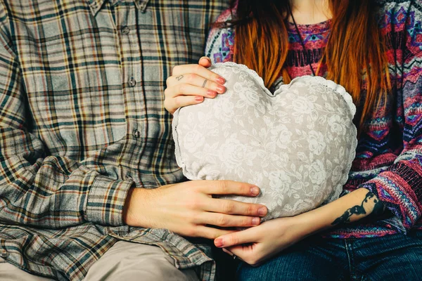 Hipsters Casal segurando um coração — Fotografia de Stock