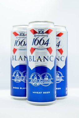 Kronenbourg 1664 Blanc marka üç büyük alüminyum kutu beyaz yalıtımlı arka planda Carlsberg Grubu 'na aittir. Dikey görüntü. Moskova Rusya - 10.21.2020