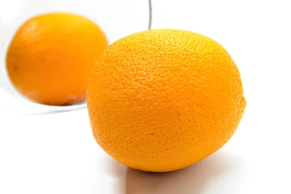 Narancs Vastag Héj Kozmetikai Tükör Fehér Háttér Cellulitisz Kezelés Metaforája — Stock Fotó