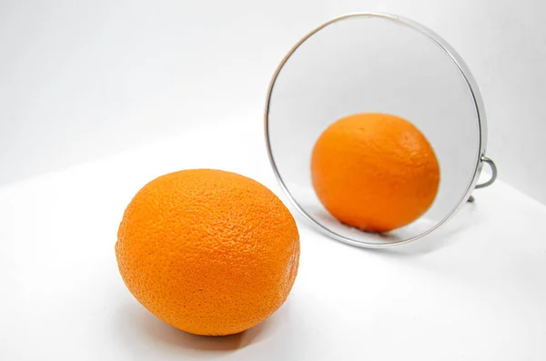 Oranje Met Dikke Schil Cosmetische Spiegel Witte Achtergrond Metafoor Van — Stockfoto