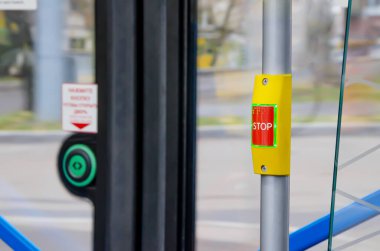 Acil durdurma ya da yolcu kompartımanındaki korkulukların durdurulmasını talep et. Yolcu taşıma kabinindeki detaylar. Seçici odak