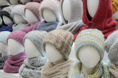 Sonbahar ve kış mevsimleri için çeşitli kadın şapkaları olan ticaret çadırı gösterisi. Örgü şapkalar, atkılar, şapkalar. Küçük ve orta ölçekli giyim sektörü, ürün tanıtımı, mevsimlik satışlar.