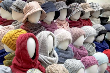 Sonbahar ve kış mevsimleri için çeşitli kadın şapkaları olan ticaret çadırı gösterisi. Örgü şapkalar, atkılar, şapkalar. Küçük ve orta ölçekli giyim sektörü, ürün tanıtımı, mevsimlik satışlar.