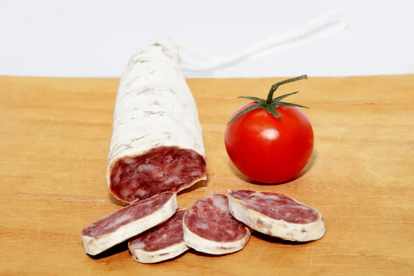 Close Francese Catalogna Salsiccia Maiale Stagionata Fuet Con Fette Pomodorini — Foto Stock