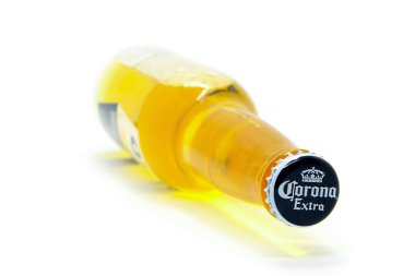 Meksika 'da Cerveceria Modelo tarafından üretilen hafif Corona Extra birası yan yatıyordu. Bakış açısı, yakın çekim. En popüler ithal bira. Seçici odaklanma. Moskova Rusya - 11.19.2020