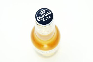 Meksika 'da Cerveceria Modelo tarafından üretilen bir şişe light bira Corona Extra. Üst perspektif görünümü, kapak yakın çekim. Corona en popüler ithal biradır. Seçici odaklanma. Moskova Rusya - 11.19.2020