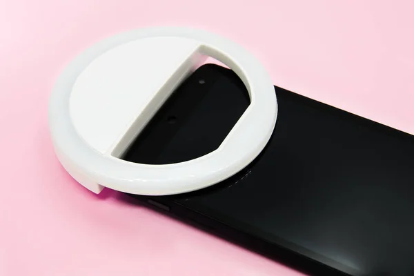 Lâmpada Luz Circular Anel Selfie Led Smartphone Fundo Rosa Pastel — Fotografia de Stock