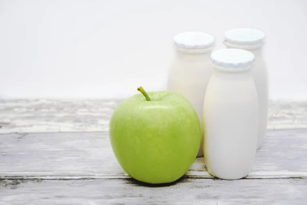 Yogur Líquido Natural Con Probióticos Pequeñas Botellas Plástico Manzana Verde —  Fotos de Stock