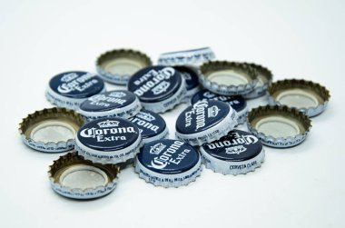 Meksika 'da Cerveceria Modelo tarafından üretilen bira Corona Extra' nın dağınık kapak yığınları. Konsept: Bayram sonu, parti sonrası, sembol. Moskova Rusya - 11.26.2020