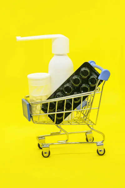 Carro Supermercado Metal Con Medicamentos Spray Para Garganta Pastillas Sobre —  Fotos de Stock