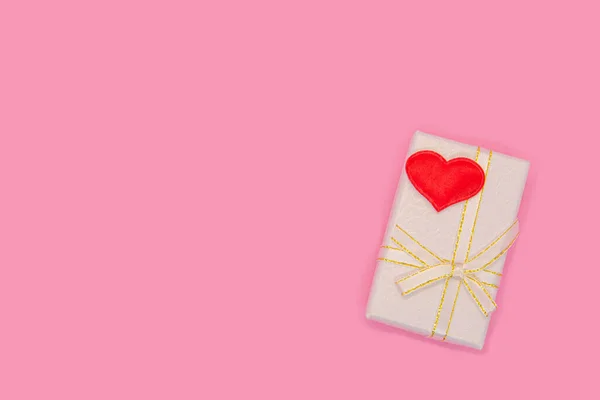 Confezione Regalo Bianca Con Nastro Cuore Rosso Sfondo Rosa Modello — Foto Stock