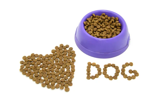 Kalp ve Kelime Köpeği 'nin içi kuru hayvan mamasıyla dolu. Beyaz arka planda izole edilmiş yiyeceklerle dolu plastik bir kase. Evcil hayvanlara bakmak ve onları sevmek. Kediler ve köpekler için sağlıklı dengeli yiyecek..