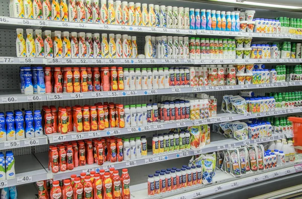 Rack Supermarkt Met Zuivelproducten Yoghurt Met Fruit Bessen Additieven Drinkbare — Stockfoto