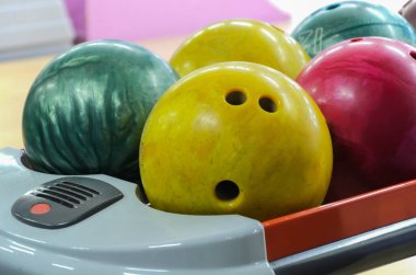 Farklı renkte ve ağırlıkta bir kaç eski püskü bovling topu. Bowling malzemeleri. Aktif boş zaman. Tüm aile için spor aktiviteleri. Mesaj için yer var. Seçici yumuşak odak, bulanık arkaplan