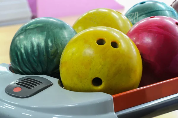Farklı renkte ve ağırlıkta bir kaç eski püskü bovling topu. Bowling malzemeleri. Aktif boş zaman. Tüm aile için spor aktiviteleri. Mesaj için yer var. Seçici yumuşak odak, bulanık arkaplan