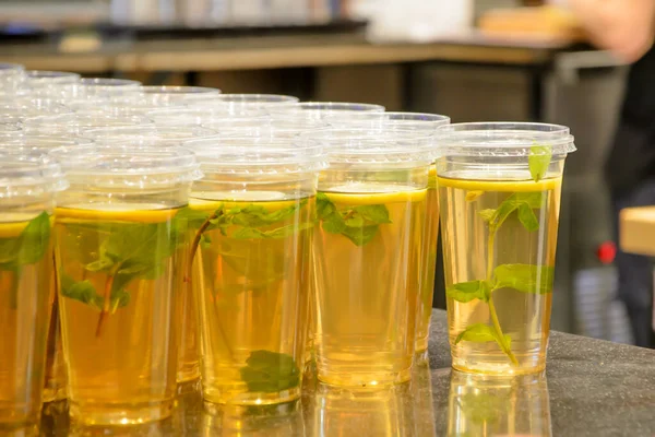 Nane Limonlu Buzlu Yeşil Çay Şeffaf Bardaklarda Kafe Tezgahında Kapağı — Stok fotoğraf