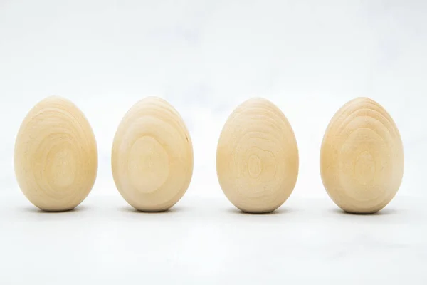 用来装饰复活节的罗宾蛋的木制空隙 复活节彩蛋准备用光滑的木砂制作完成 简单易画 手工制作的复活节纪念品 手工艺品 — 图库照片