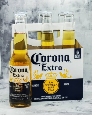 Markalı kutuda altı şişe light bira Corona Extra. Cerveceria Modelo tarafından gri arka planda üretildi. Corona en popüler ithal biradır. Dikey görüntü. Seçici odaklanma. Moskova Rusya - 01.22.2021