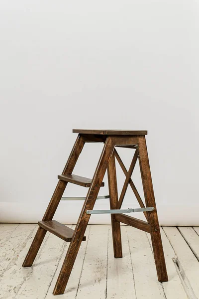 Alta Cadeira Escada Madeira Fundo Fotográfico Branco Chão Madeira Branca — Fotografia de Stock