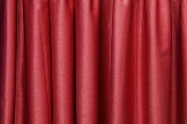 Bordo kumaşın dikey kıvrımları. Soyut kumaş dokusu.