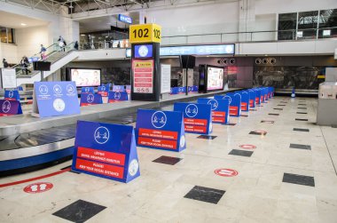 Antalya, Türkiye: 03.15.2021 - Antalya Uluslararası Havaalanı bagaj talebi. Bagaj atlıkarıncalarının yanındaki çitleri ayırarak salgın sırasında sosyal mesafeyi koruyorlar..