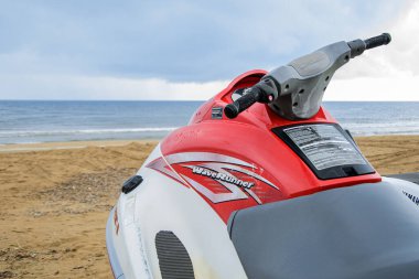 Evrenseki, Türkiye - 03.15.2021 Yamaha dalgacısının dümeni bulutlu gökyüzü ve denizin arkaplanına karşı kıyıda duruyor. Sahil sezonunun başlangıcı için su nakli hazırlığı. Kopyalama alanı