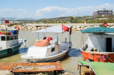 Manavgat, Türkiye, 03.16.2021 - Türk balıkçı tekneleri limana demirlediler. Tenteli balıkçı tekneleri ve olta takımlarıyla Türk bayrağı taştan kıyıya bağlandı..