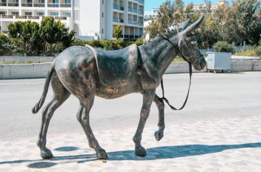 Evrenseki, Türkiye - 03.16.2021 Şehir caddesinde eyerli bir eşeğin heykeli. Kentsel alanın dekorasyonu.