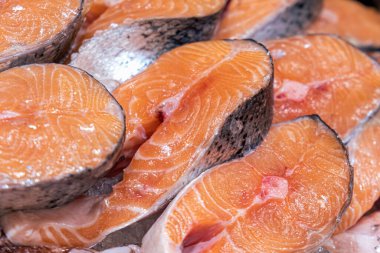 Pazarda taze balık tezgahı. Buzlu somon bifteğine yatırılmış. Doğal ürünler, düzgün beslenme, balık diyeti, yerel yiyecekler. Deniz ürünleri pazarında açık büfe.