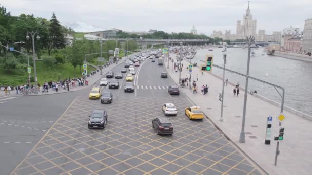 Utsikt Från Bron Till Trafiken Moskvoretskaya Vall Med Utsikt Över — Stockvideo