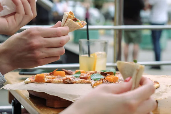 Großaufnahme Von Händen Und Pizza Mit Basilikumblättern Einem Straßencafé Freien — Stockfoto